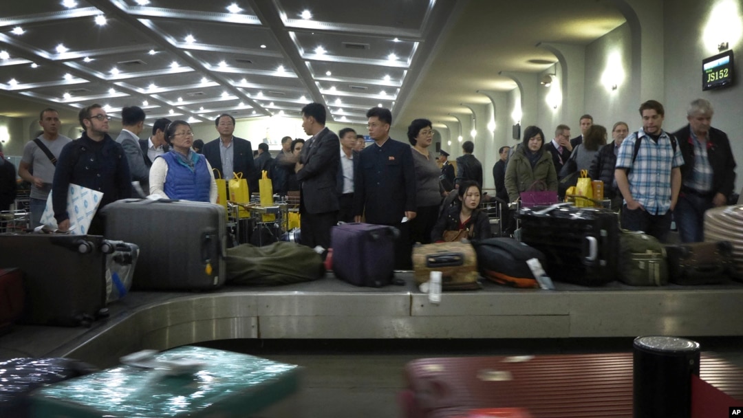 Para penumpang menunggu barang bagasi di bandara internasional Pyongyang, Korea Utara (foto: ilustrasi). Seorang warga AS, Tony Kim, ditangkap Jumat (21/3) di bandara Pyongyang.