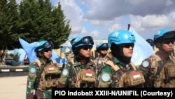 Lettu Rima Eka Tiara (tengah) dan Serda Yazella Agustin (kanan) merupakan bagian dari satgas batalion Indonesia (Indobatt), Pasukan Penjaga Perdamaian PBB di Lebanon (UNIFIL). (Foto: PIO Indobatt XXIII-N/UNIFIL)