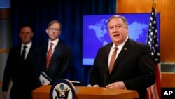 Menteri Luar Negeri Amerika Mike Pompeo di kantor Deplu AS, 8 April 2019. (Foto: dok).