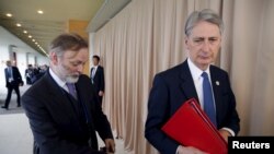 Bộ trưởng Ngoại giao Anh Philip Hammond (phải) và giám đốc chính trị của Bộ Ngoại giao Anh Tim Barrow đến làm việc với các ngoại trưởng G7 ở Hiroshima, Nhật Bản, 11/4/2016.