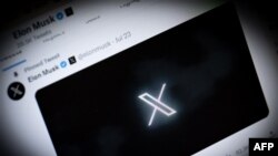Novi Twitter logo rebrendiran kao X, prikazan je u Parizu 24. jula 2023., na računu njegovog vlasnika Elona Muska