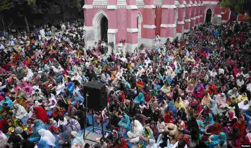 Pakistani Christians attend a Good Friday service at the Saint Anthony Church in Lahore, Pakistan, April 18, 2014.&nbsp;