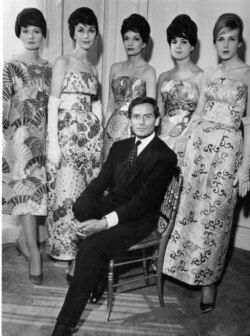 پییر کاردن با مدل‌هایش در مزون خود در پاریس - ۹ مارس ۱۹۵۹