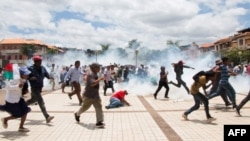 Les partisans du candidat à la présidentielle malgache Marc Ravalomanana contre les forces de sécurité avec des gaz lacrymogènes lors d'une manifestation pour protester contre les résultats des élections du 2 janvier 2019 à Antananarivo.