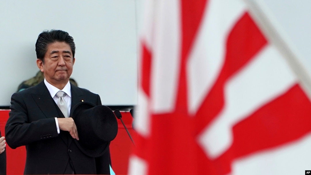 PM Jepang Shinzo Abe di Pangkalan Militer Jepang di Asaka, 14 Oktober 2018. (Foto: dok).