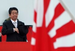 일본 아사카 기지에서 자위대를 사열하고 있는 아베 신조 일본 총리.