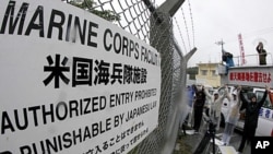 Protesters form human chain around the U.S. Futenma airbase in Okinawa, Japan, May 16, 2010 (file photo).