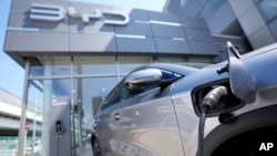 一辆中国比亚迪电动汽车在日本东京附近的一个4S店充电。（2024年4月4日）