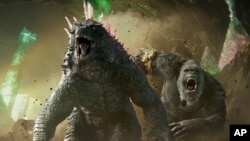 ภาพจาก Warner Bros. เผยให้เห็น Godzilla และ Kong ในฉากภาพยนตร์ "Godzilla x Kong: The New Empire." (Warner Bros. Pictures via AP)