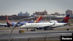 Planes resume flights following an FAA system outage at Laguardia Airport in New York