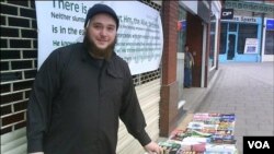 Munir Farooqi, dituduh menggunakan kios buku Islam di Manchester untuk merekrut warga muslim Inggris.