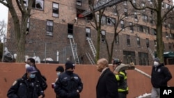 에릭 애덤스(오른쪽 세번째) 미국 뉴욕시장이 9일 아파트 화재 수습 현장을 둘러보고 있다. 