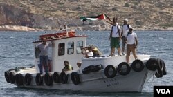 Para aktivis pro-Palestina melambai di atas kapal bantuan 'Juliano' saat berangkat dari pelabuhan Perama, Yunani menuju Jalur Gaza (6/7).