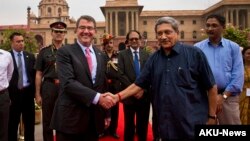 U.S. Defense Secretary Ashton Carter, left, shakes hand with Indian Defense Minister Manohar Parikkar in New Delhi, India, June 3, 2015. 