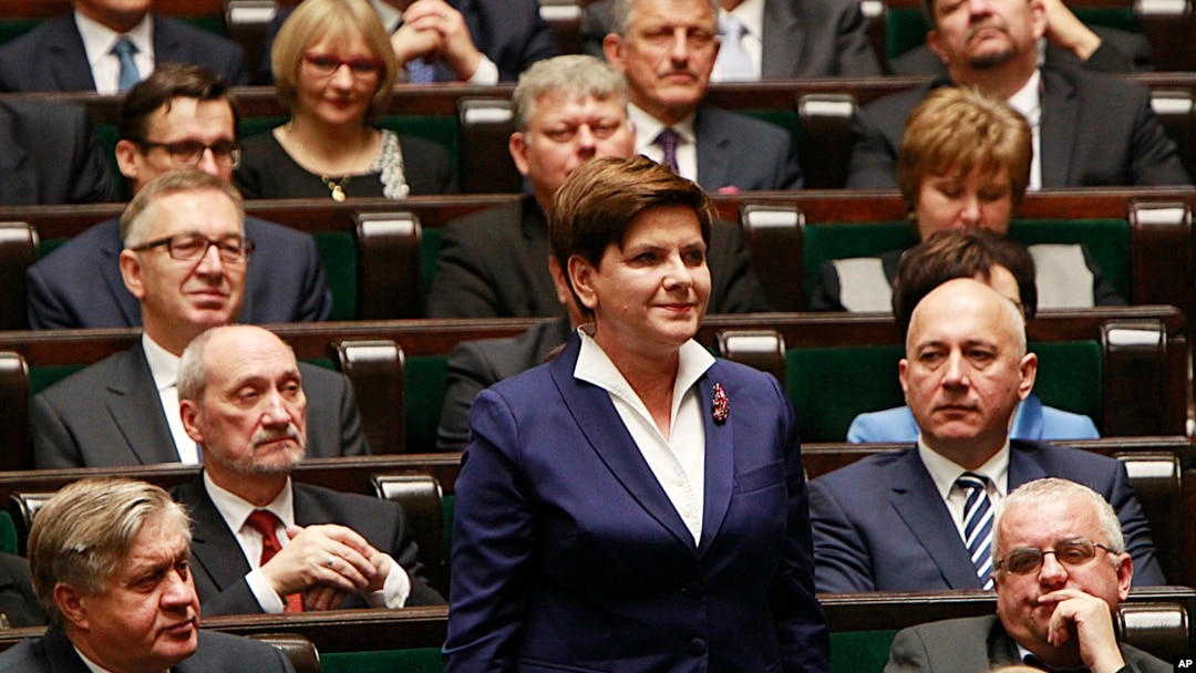 PM Polandia Beata Szydlo ketika menghadiri pelantikan anggota parlemen baru di Warsawa, yang dikuasai partai konservatif (foto: dok). Kebijakan pemerintah konservatif baru yang pro-Katholik banyak dikecam warga Polandia yang sekuler. 