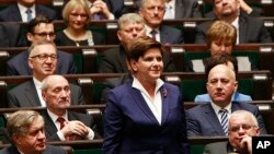 PM Polandia Beata Szydlo ketika menghadiri pelantikan anggota parlemen baru di Warsawa, yang dikuasai partai konservatif (foto: dok). Kebijakan pemerintah konservatif baru yang pro-Katholik banyak dikecam warga Polandia yang sekuler. 