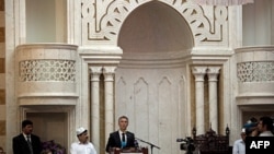 Norveški premijer Jens Stoltenberg obraća se muslimanima u centralnoj džamiji u Oslu, 29. jul 2011.