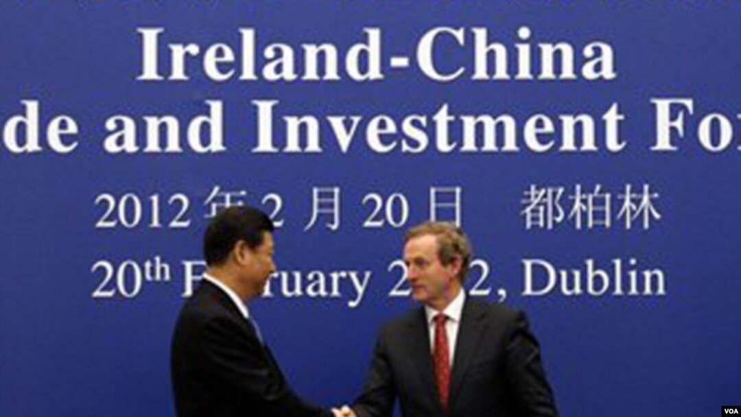 Wapres Tiongkok Xi Jinping (kiri) berjabat tangan dengan PM Irlandia Enda Kenny di Dublin (20/2).