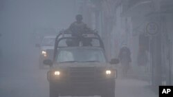 El ejército mexicano patrulla las calles mientras la ceniza del volcán Popocatépetl cubre las calles, el lunes 22 de mayo de 2023, en Santiago Xalitzintla, México.