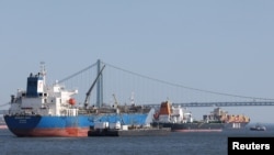 یک تانکر نفتی در بندرگاه نیویورک