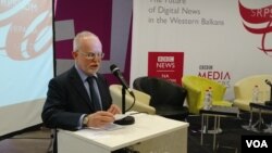 Ambasador Velike Britanije u Srbiji Denis Kif govori na konferenciji "Budućnost digitalnih vesti na Zapadnom Balkanu", koji je organizovala redakcija BBC-a na srpskom jeziku, u hotelu Zira, Beograd, 24. aprila 2018. (Veljko Popović, VOA)