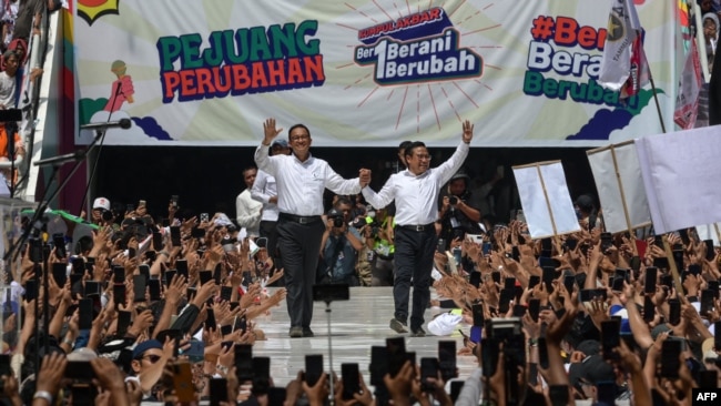 Calon presiden Anies Baswedan (kiri) dan calon wakil presiden Muhaimin Iskandar menyapa para pendukungnya dalam kampanye akbar di Jakarta International Stadium di Jakarta, Sabtu, 10 Februari 2024. (Foto: Bay Ismoyo/AFP)