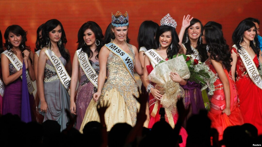 Hoa hậu Indonesia 2011Astrid Ellena Indriana Yunadi (phải) đứng cùng Hoa hậu Thế giới năm 2010 trong cuộc thi hoa hậu tại Jakarta, ngày 04 tháng 6 năm 2011 (ảnh tư liệu).