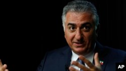 Reza Pahlavi, putra mahkota Iran di pengasingan, dalam wawancara dengan Associated Press di Washington DC (6/4). 