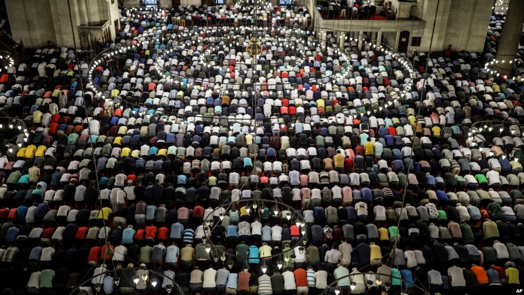 Musulmanes de Turquía ofrecen oraciones durante el primer día de Eid al-Fitr, que marca el final del sagrado mes de ayuno del Ramadán en la Mezquita de Süleymaniye en Estambul, el martes 4 de junio de 2019. (Foto AP / Emrah Gurel)