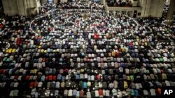 Musulmanes de Turquía ofrecen oraciones durante el primer día de Eid al-Fitr, que marca el final del sagrado mes de ayuno del Ramadán en la Mezquita de Süleymaniye en Estambul, el martes 4 de junio de 2019. (Foto AP / Emrah Gurel)