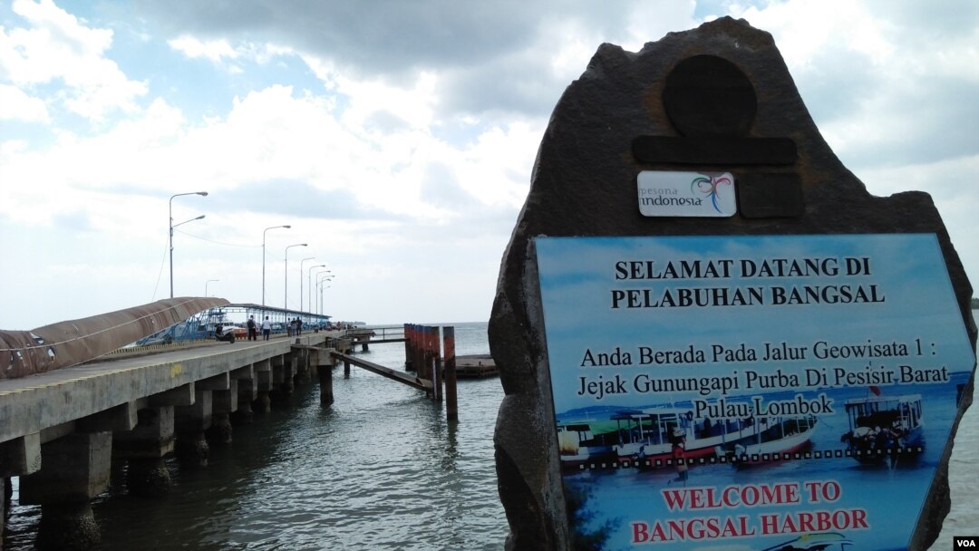 Pelabuhan penyeberangan Bangsal di Lombok Utara yang sepi tanpa wisatawan. (Foto: VOA/Nurhadi).