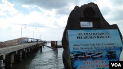 Pelabuhan penyeberangan Bangsal di Lombok Utara yang sepi tanpa wisatawan. (Foto: VOA/Nurhadi).