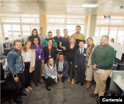 Juan Pablo Dimitri, funcionario público, posa junto a sus colegas del departamento de atención al ciudadano en la alcaldía de Bogotá. [Foto: Cortesía]