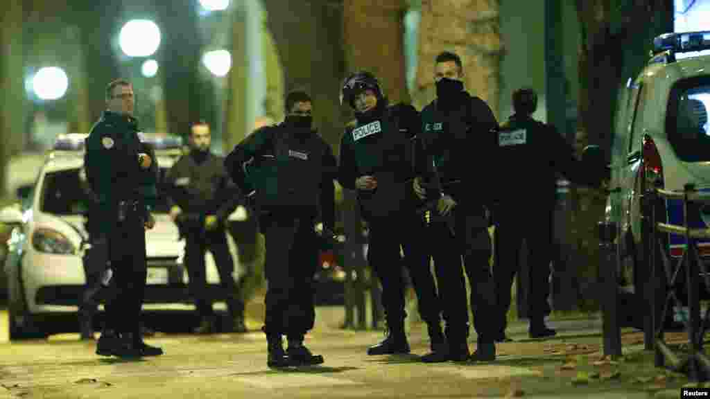 Les forces spéciales en plein assaut contre des personnes présumées liées aux attaques meurtrières dans la capitale française, à Saint-Denis, 18 novembre 2015.