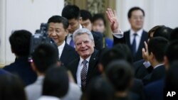 Presiden Jerman, Joachim Gauck (tengah) saat bertemu Presiden China Xi Jinping di Beijing, Senin (21/3). Gauck juga bertemu pengacara pembangkang China, Gao Yu.