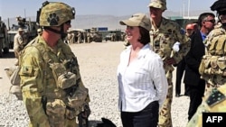 Thủ tướng Úc Julia Gillard đến thăm căn cứ Tarin Kot ở miền Nam Afghanistan