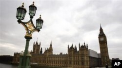 د برطانيي پولیسو وئیلې چې د سرښار لندن په شمول په یوشمیر نورو ښارونو کې عملیاتو کې يي ١٢ کسان د ترهگرۍ په شک کې نیولې دي