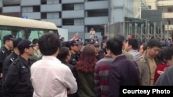王登朝案二审时维权人士在深圳中级法院外声援(网友公民小彪推特图片)