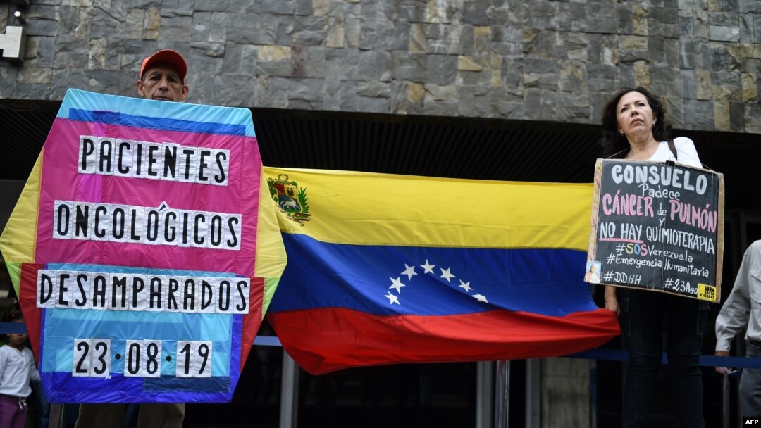 Pacientes y sobrevivientes de cáncer y sus familiares protestan por la falta de medicinas y suministros médicos en los hospitales, frente a la sede del Instituto Venezolano del Seguro Social (IVSS) en Caracas, el 23 de agosto de 2019.