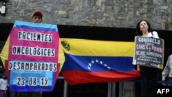 Pacientes y sobrevivientes de cáncer y sus familiares protestan por la falta de medicinas y suministros médicos en los hospitales, frente a la sede del Instituto Venezolano del Seguro Social (IVSS) en Caracas, el 23 de agosto de 2019.