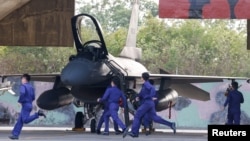 资料照片：在台湾嘉义，台湾空军人员在农历新年的年度军演期间跑向一架F-16战斗机。(2026年1月27日)