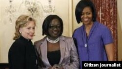 Muzvare Jestina Mukoko vakakomberedzwa naAmai Hillary Clinton naAmai Michelle Obama