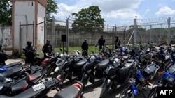 Motocicletas confiscadas dentro de la cárcel venezolana de Tocorón son exhibidas durante una conferencia de prensa ofrecida este jueves 21 de septiembre de 2023 por parte de las autoridades tras su intervención, en el estado Aragua.