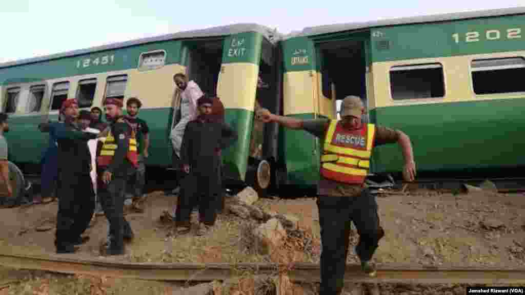 پاکستان میں گزشتہ چند ماہ کے دوران ریلوے حادثات میں اضافہ ہوا ہے جن میں اب تک درجنوں افراد کی جانیں جا چکی ہیں۔