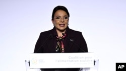 La presidenta de Honduras, Xiomara Castro, pronuncia un discurso durante la primera reunión de la Coalición Mundial de Comidas Escolares en París el miércoles 18 de octubre de 2023.