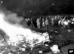 Публічне спалення тисяч книг, які вважалися "ненімецькими", на Оперній площі в Берліні 10 травня 1933 року. (AP Photo)