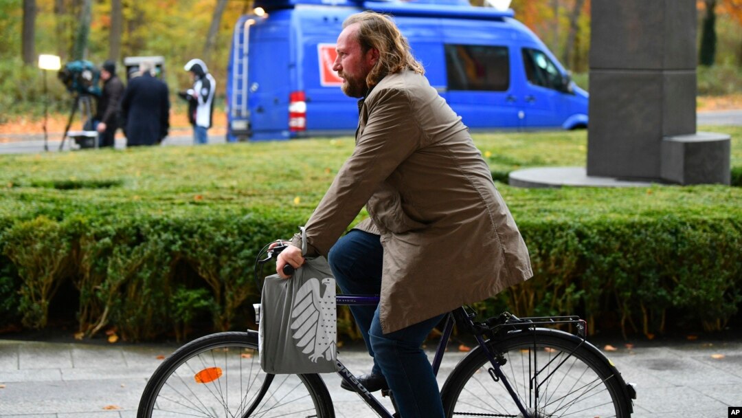 Anton Hofrajter ko-lider frakcije Zelenih biciklom stiže na razgovore sa kancelarkom Angelom Merkel.