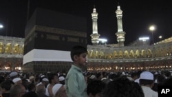 Des pèlerins autour de la Kaaba, l'édifice cubique noir au centre de la Grande Mosquée de la Mecque.