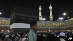 Des pèlerins autour de la Kaaba, l'édifice cubique noir au centre de la Grande Mosquée de la Mecque durant le Pélerinage