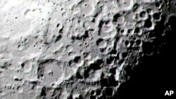 El polvo lunar mantiene interesados a los científicos de la NASA no sólo por su rústica consistencia, sino por su facilidad para transportar electricidad.